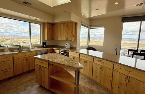 Greenehaven House | Spacious Custom Home with Lake Views, Stargazing, Ping Pong & Hot Tub
