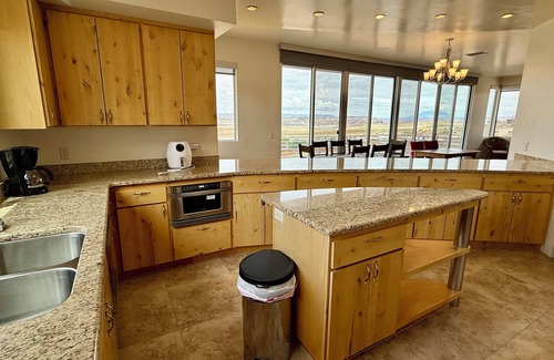Greenehaven House | Spacious Custom Home with Lake Views, Stargazing, Ping Pong & Hot Tub