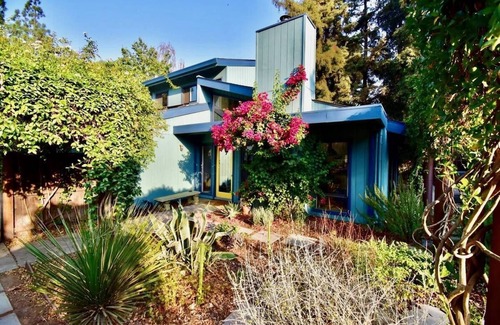 West Davis Manor House | Spacious Designer House with a Garden Yard