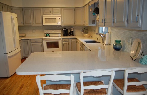 Avalon House | SPACIOUS, DOG FRIENDLY ON 75th ST -WALK TO SHOPS & NIGHTLIFE-1.5 BLOCK TO BEACH
