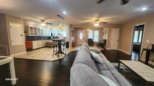 Clarksville House | Spacious Downtown 4 Bedroom