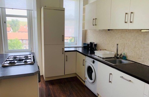 Paisley Apartment | Spacious, Duplex 4 Bed Apartment, Paisley - Near GLA Airport