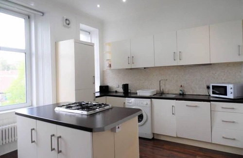 Paisley Apartment | Spacious, Duplex 4 Bed Apartment, Paisley - Near GLA Airport