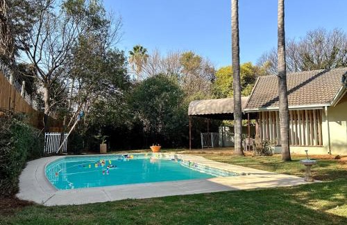 Pretoria House | Spacious Entire House in Menlyn, Sleeps 8, Ideal for Groups