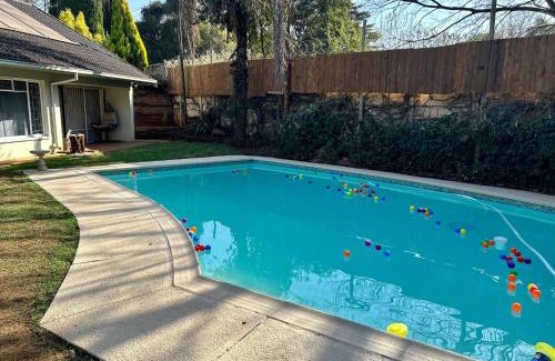 Pretoria House | Spacious Entire House in Menlyn, Sleeps 8, Ideal for Groups