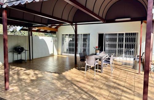 Pretoria House | Spacious Entire House in Menlyn, Sleeps 8, Ideal for Groups