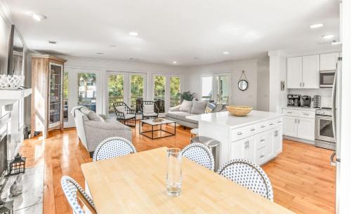 Saint Helena Island House | Spacious Family Getaway with Resort Amenities, Guest Cards and Golf Cart Included!