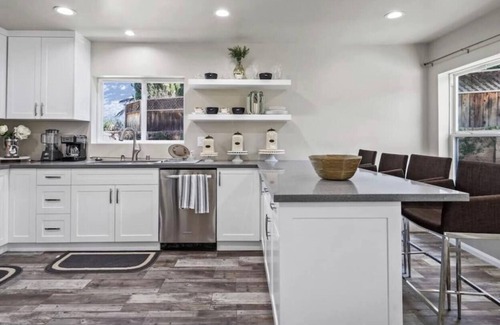 Valencia House | Spacious family home private entry near six flags