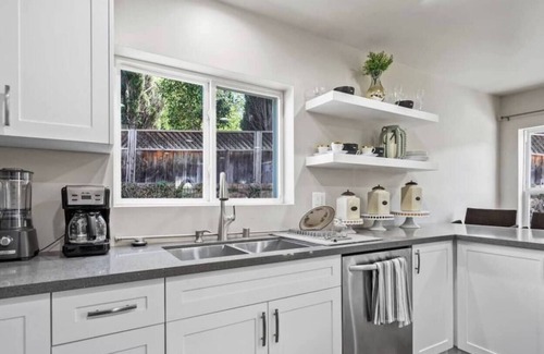 Valencia House | Spacious family home private entry near six flags