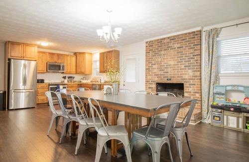 Taylors House | Spacious Family Paradise with Arcade Fun & Firepit