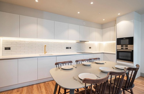 Tottenham Hale Apartment | Spacious Flat in North London