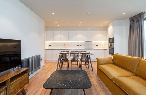 Tottenham Hale Apartment | Spacious Flat in North London