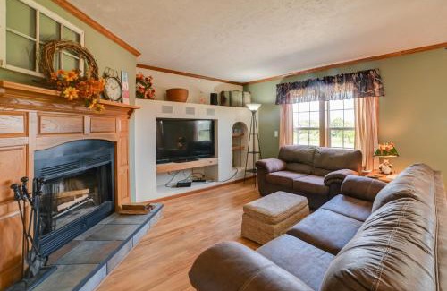 Hardin County House | Spacious Getaway 5 Mins to Garden of the Gods