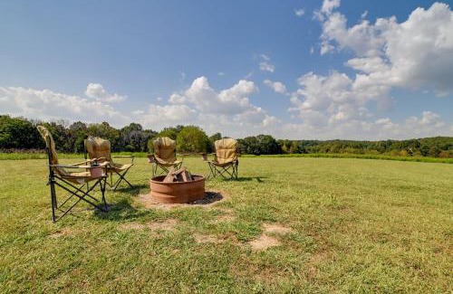 Hardin County House | Spacious Getaway 5 Mins to Garden of the Gods