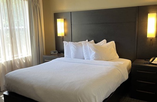 Cary Hotel | Spacious Good-Value Accommodation! Full Kitchen, Free Breakfast, Swimming Pool!