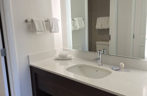 Cary Hotel | Spacious Good-Value Accommodation! Full Kitchen, Free Breakfast, Swimming Pool!