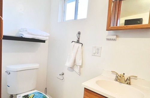 Sherwood Forest and Thistle Development Cottage | Spacious Guest House with Large Backyard