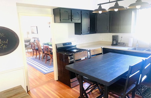 Benson House | Spacious Holiday House: Arcade, 17 Beds, Entertaining Patio+