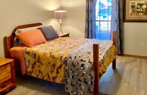 Edmond House | Spacious Home & Hot Tub Family Friendly Play and Relax, New Remodeled