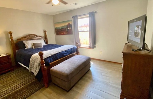 Edmond House | Spacious Home & Hot Tub Family Friendly Play and Relax, New Remodeled