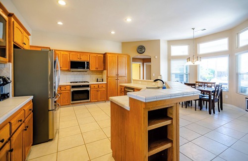Rosedale House | Spacious Home in Beautiful NW Bakersfield with Pool Table