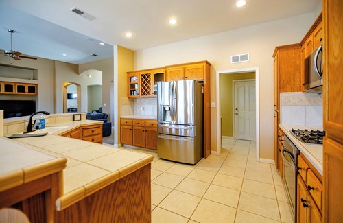Rosedale House | Spacious Home in Beautiful NW Bakersfield with Pool Table