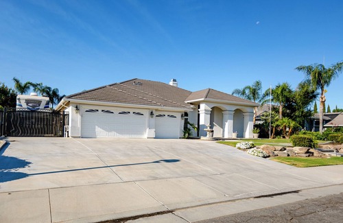 Rosedale House | Spacious Home in Beautiful NW Bakersfield with Pool Table