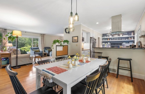 Clemson House | Spacious Home in Downtown Clemson. Walk to Clemson University! Sleeps 10