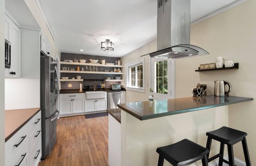 Clemson House | Spacious Home in Downtown Clemson. Walk to Clemson University! Sleeps 10