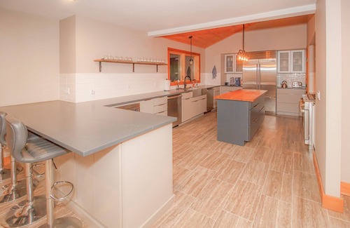 West Dover House | Spacious home minutes from Mt Snow and Stratton ~with game room, sauna & hot tub