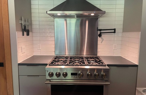 West Dover House | Spacious home minutes from Mt Snow and Stratton ~with game room, sauna & hot tub