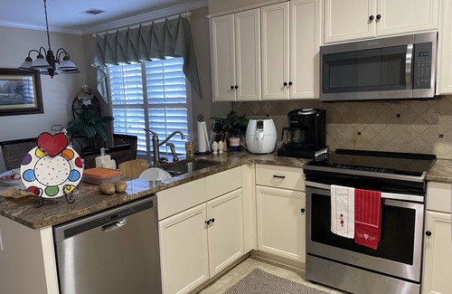 North Augusta House | Spacious home with newly decorated sunroom. Close to I-20