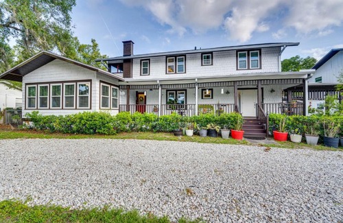 Mount Dora House | Spacious Home with Florida Room about 1 Mi to Lake Dora!