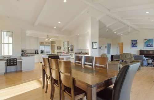 Geyserville House | Spacious Home with Great View and New Infinity Pool/Hot Tub!