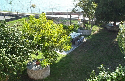 Rianxo Villa | Spacious house with closed farm next to the sea