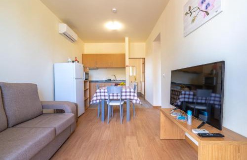 Prazeres House | Spacious House with Pool in Prazeres