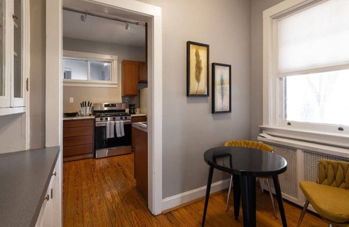 Hyde Park Apartment | Spacious in Hyde Park with Patio