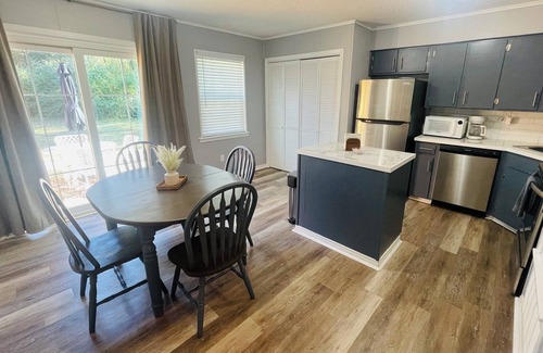 Sherwood House | Spacious, King bed, dog friendly, easy access to I 67.