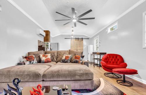 Athens Villa | Spacious King Cottage-Mins from Downtown