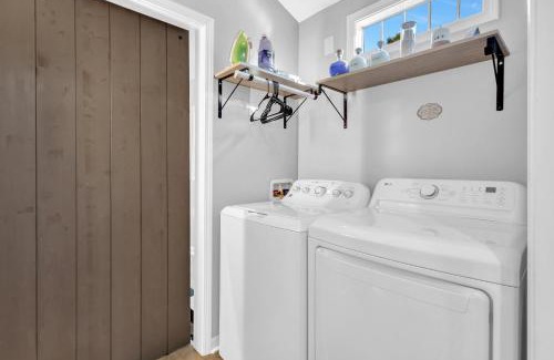 Athens Villa | Spacious King Cottage-Mins from Downtown