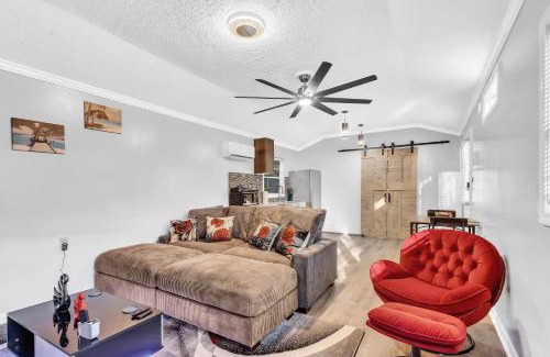 Athens Villa | Spacious King Cottage-Mins from Downtown