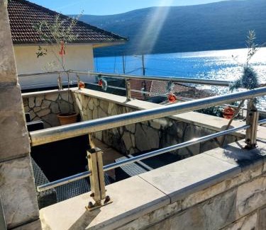 Kumbor Apartment | Spacious Kumbor Seafront Apartment