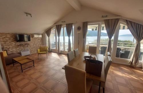 Kumbor Apartment | Spacious Kumbor Seafront Apartment