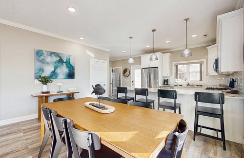 La Follette House | Spacious lake view cabin w/boat slip, resort pool, golf, marina access