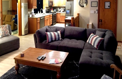 Crestline House | Spacious Lake View Mountain Escape. Open Concept. Gas Fireplace, A/C, EV Outlet