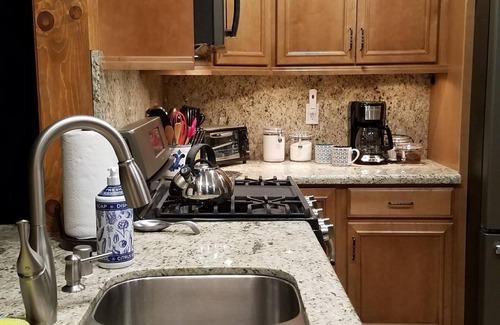 Crestline House | Spacious Lake View Mountain Escape. Open Concept. Gas Fireplace, A/C, EV Outlet