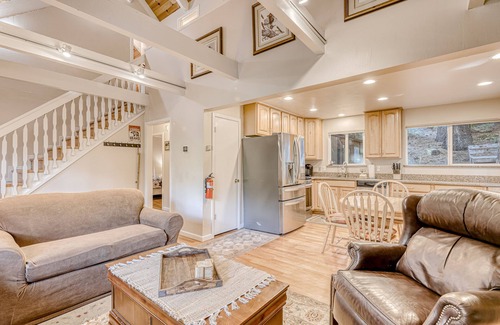 North Upper Truckee House | Spacious lodge with wonderful views & large deck - great location, walk to trail