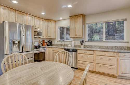 North Upper Truckee House | Spacious lodge with wonderful views & large deck - great location, walk to trail