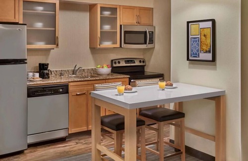 Chesterfield House | Spacious Loft Suite with Fully-equipped Kitchen! W/ Pool & Sports Court Onsite!