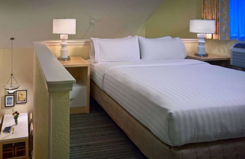 Chesterfield House | Spacious Loft Suite with Fully-equipped Kitchen! W/ Pool & Sports Court Onsite!